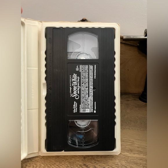 Disney Snow White and the Seven Dwarfs VHS with Colorful Cover - Picture 2 of 2